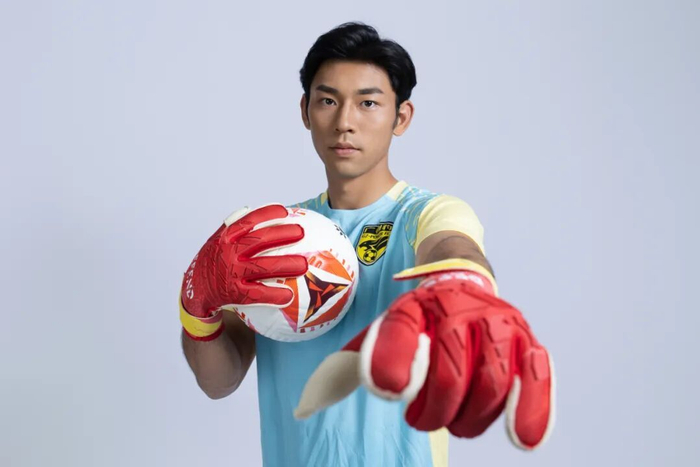 首秀重伤+染红，如今坐稳广州豹主力门将！肖嘉旗：替补不是看客！|足球|足协杯|中甲联赛|U21|足协_新浪新闻